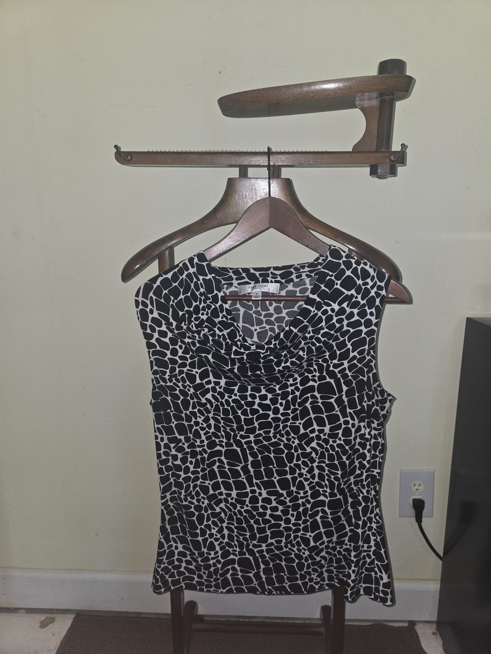 Jones Studio Black & White Sleeveless Cowl Neck Camisole
